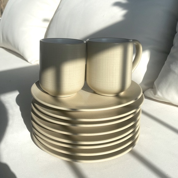 Brand New Kitchen Stuff Plus Mugs and Plates!! - Picture 1 of 2